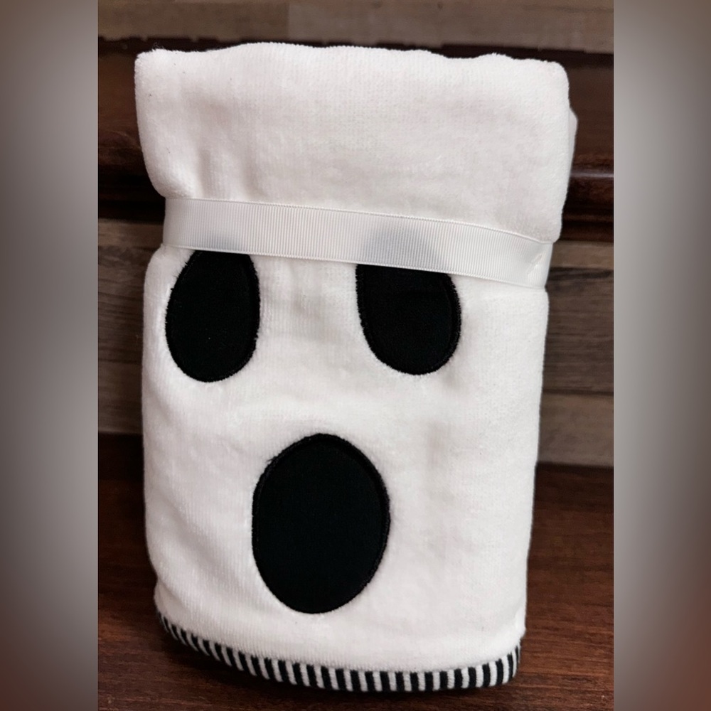 Super Cute Ghost  👻 Face Set of 2 Hand Towels by WELL DRESSED HOME - NEW